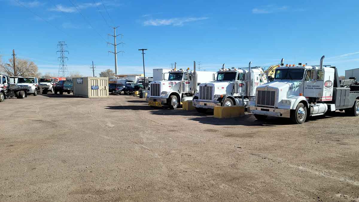 Heavy Duty Towing & Commercial Truck Towing - Semis, Buses, RVs | Knob Hill Towing